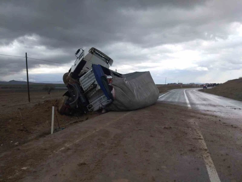 Yem yüklü tırın devrildiği kazada, sürücü olayı yara almadan atlattı
