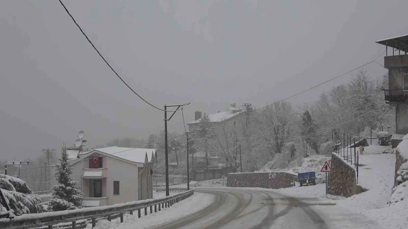 Uludağ’da kar 1 metreyi aştı, zincirsiz çıkışa izin verilmiyor
