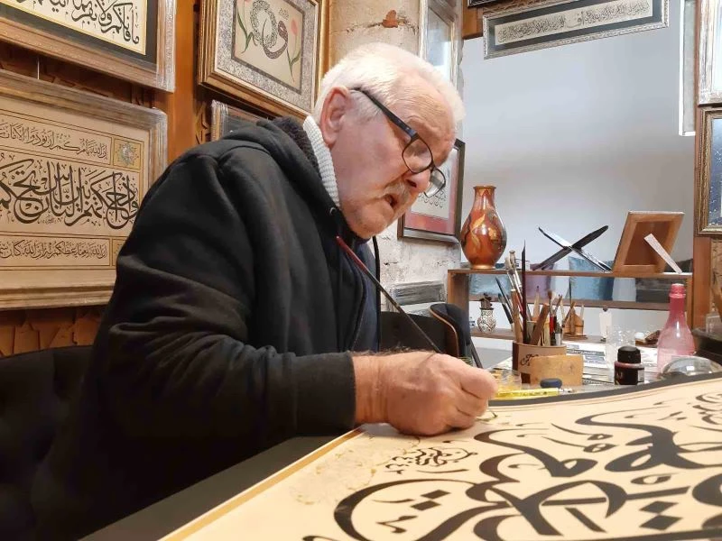 Lise çağında başladığı hat sanatını 48 yıldır aşkla sürdürüyor
