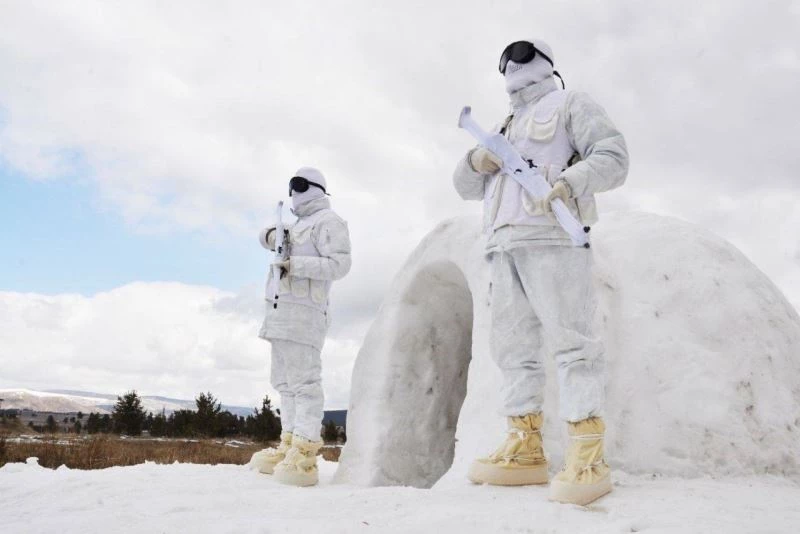 Mehmetçik çetin soğuklarla mücadele için eğitimde
