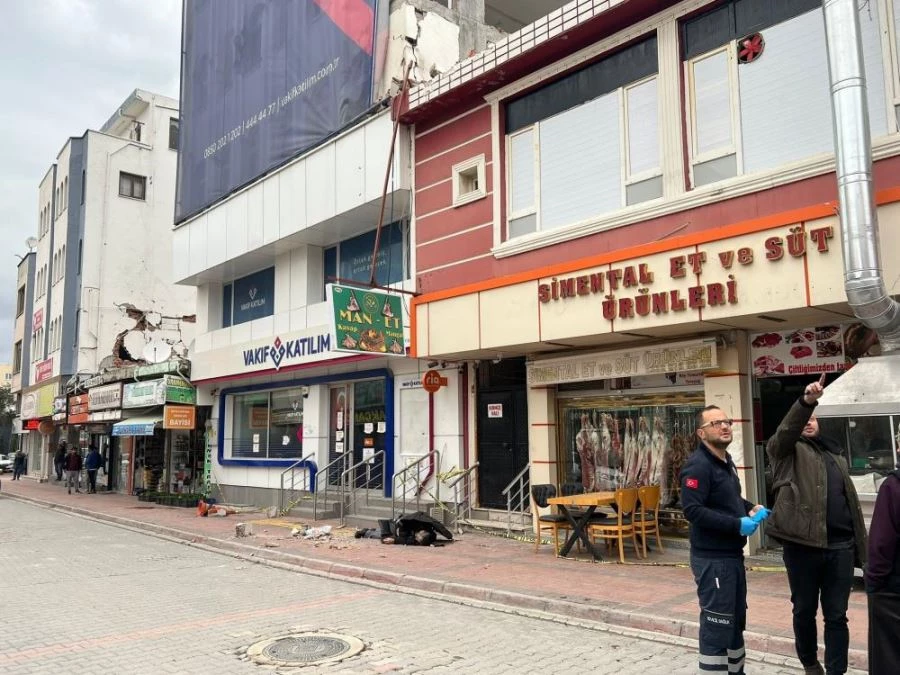 Binadan kafasına beton parçası düşen eski savcı hayatını kaybetti