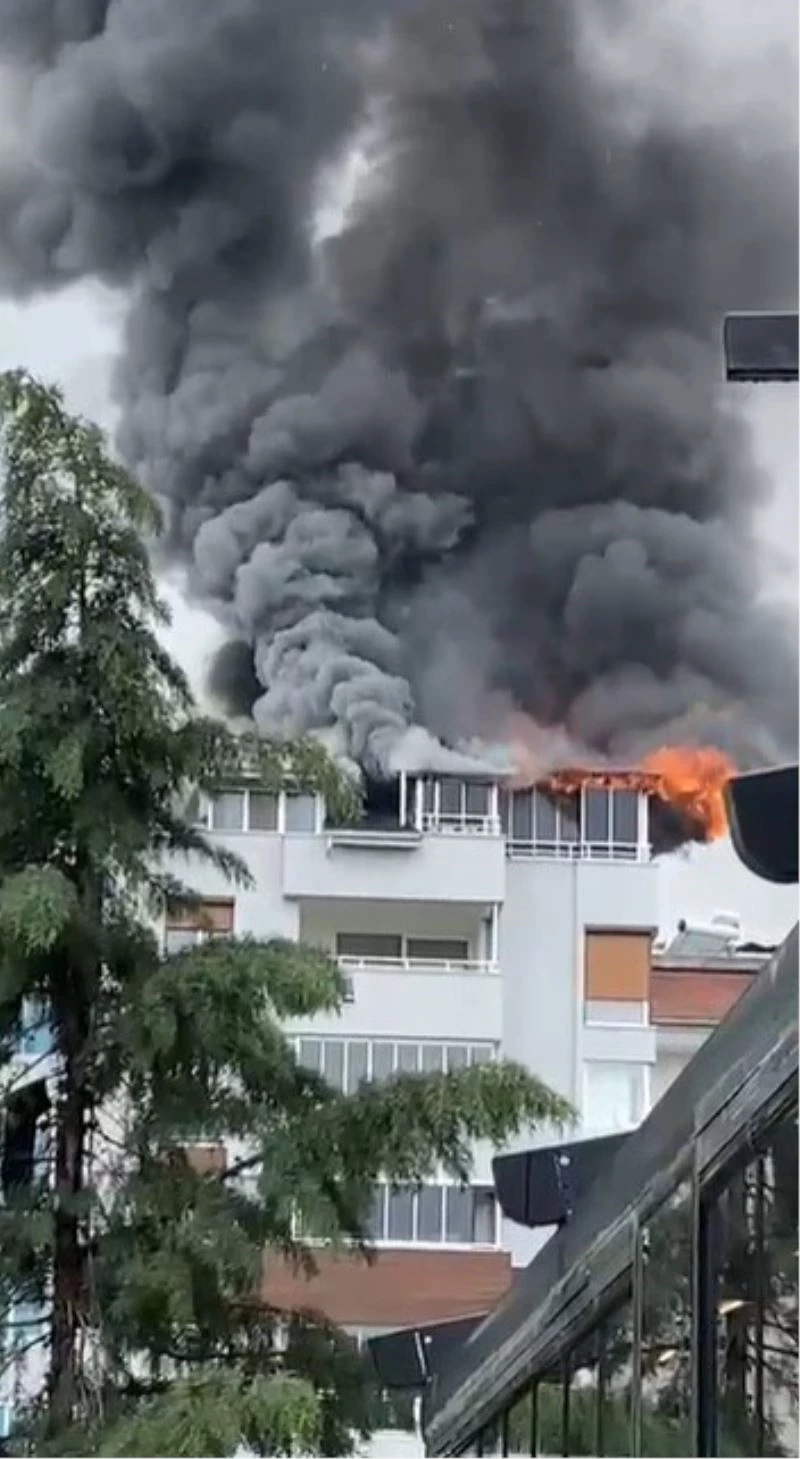 Site içinde bulunan apartmanın çatısı alev alev yandı
