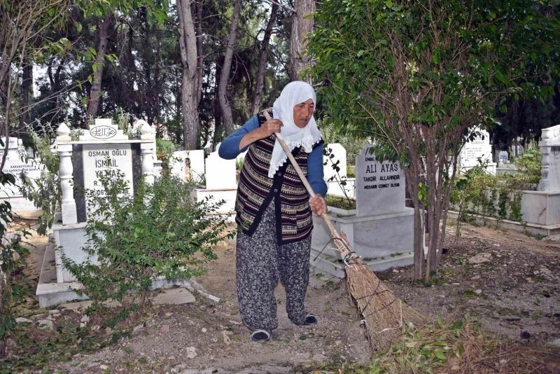 Raziye Teyze 12 senedir her sabah mezarları temizliyor
