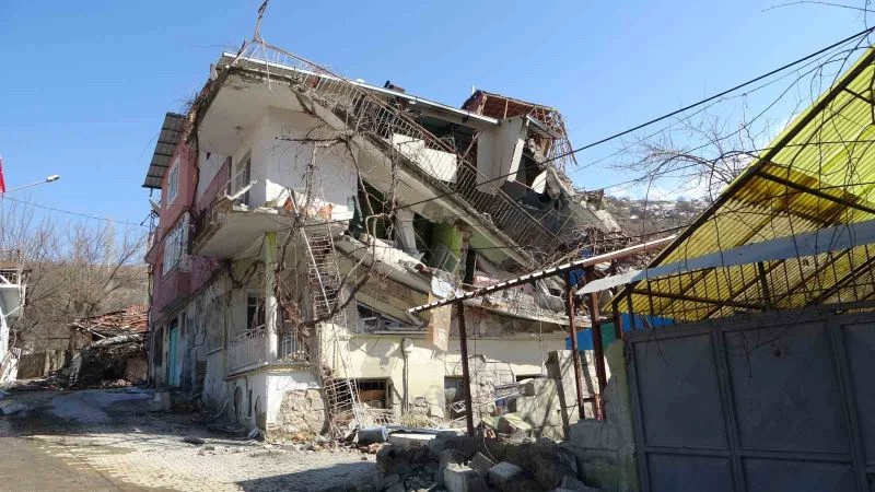 Depremde evleri yıkılan vatandaşlar yaşadıklarını anlattı: 