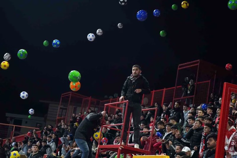 Pendikspor taraftarından depremzede çocuklar için örnek davranış
