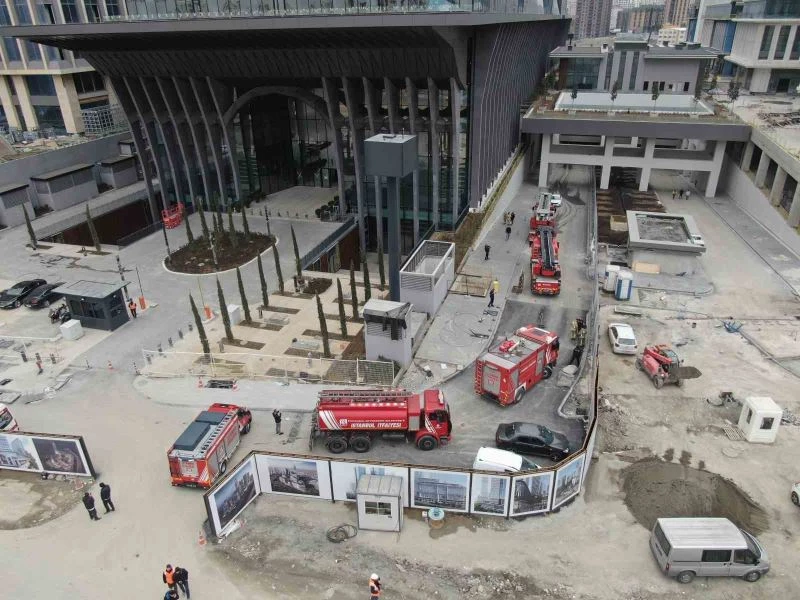 Ümraniye’de finans merkezinde yangın paniği
