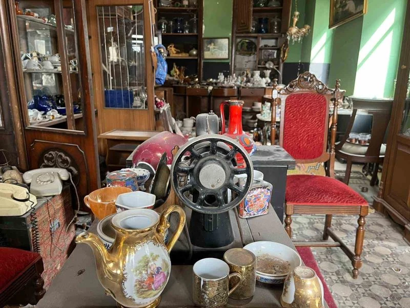 Onlarca enkazın içinde dükkanını açan esnaf komşularına seslendi ; “Bizim yasımız 3 gündür, Hatay’ı terk etmeyin”
