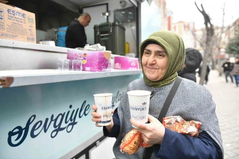 EYT’liler Esenyurt Belediyesinin ikramlarıyla ısındı
