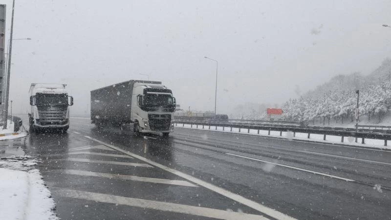 Bolu Dağı geçişinde kar etkisini artırdı
