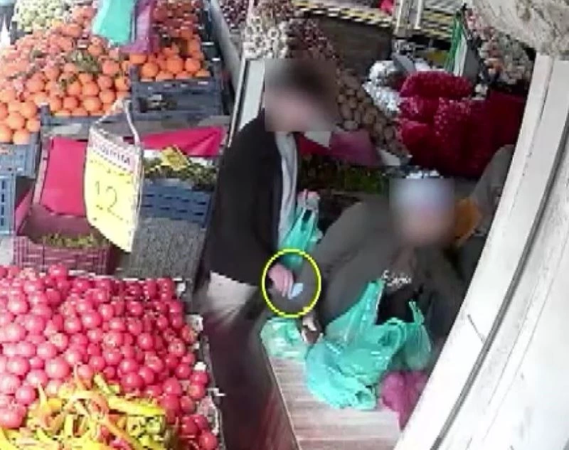 Manavda ürünlerini tartan vatandaşın cep telefonunu çaldı
