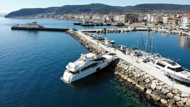 Çanakkale’de lüks yat mendireğe çarptı
