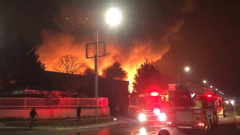 Fabrikanın parfüm deposunda büyük yangın, onlarca ekip bölgeye sevk edildi
