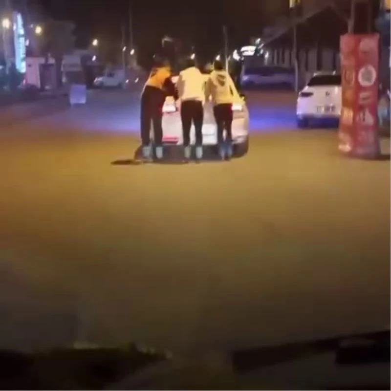 Patenli gençler lüks arabanın arkasına asılarak hayatlarını tehlikeye attı
