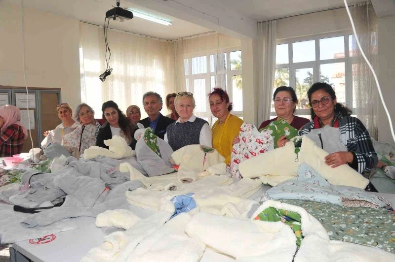 Çeşme Halk Eğitim’de kıyafetler depremzede çocuklar için dikiliyor
