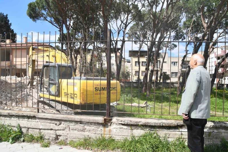 Söke’de 20 yıl çalıştığı kurumun binasının yıkımını hüzünle izledi
