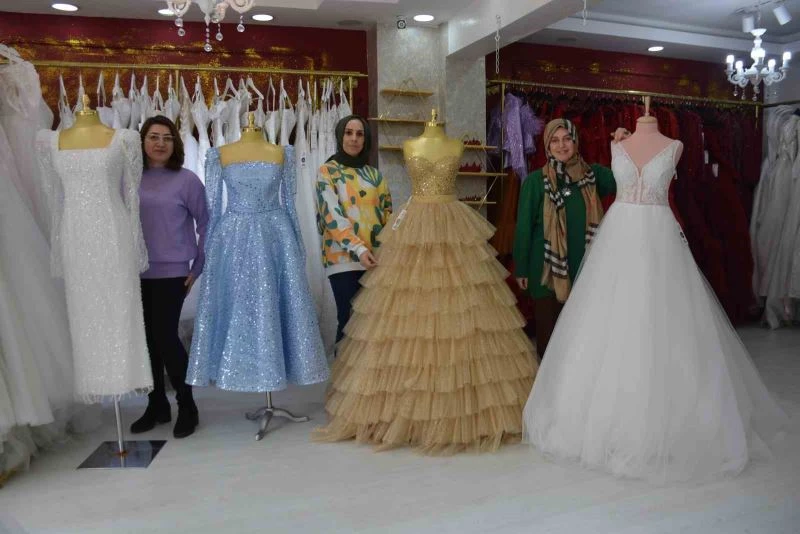 Genç kızların hayalindeki gelinliklerde bu senenin modası ve fiyatları
