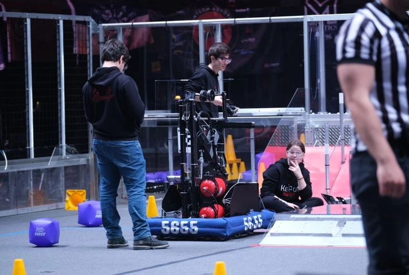 Lise öğrencileri ’robot’larıyla yarışıyor
