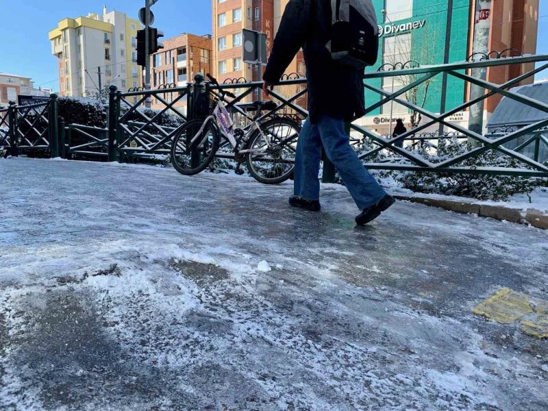 Eskişehir’de cadde ve sokaklar adeta buz pistine döndü
