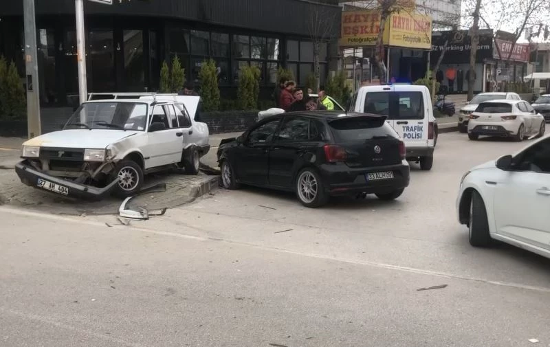 Bir saat önce devrini aldıkları araçla kaza yaptılar
