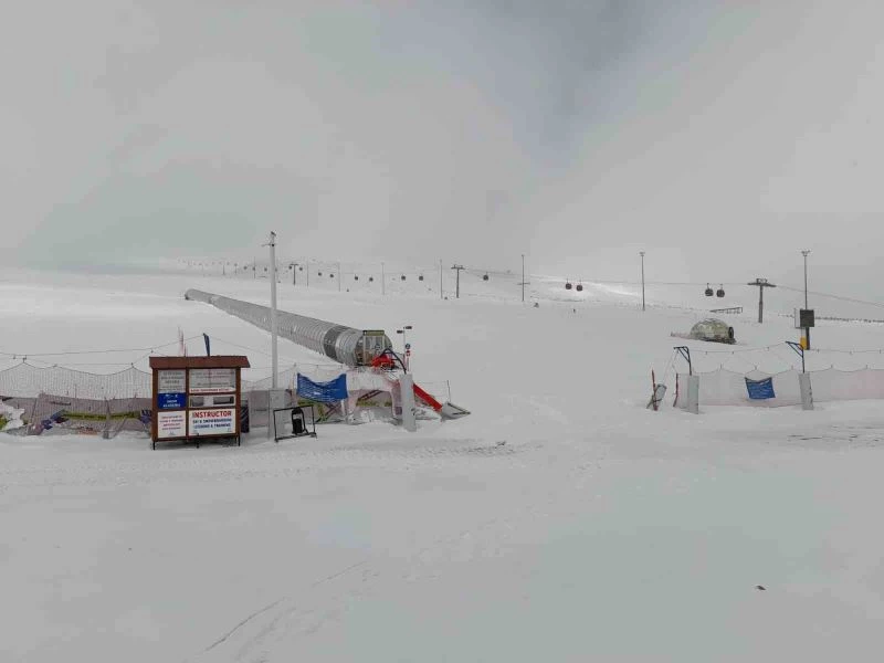 Erciyes’te kar yağışı turizmcileri sevindirdi

