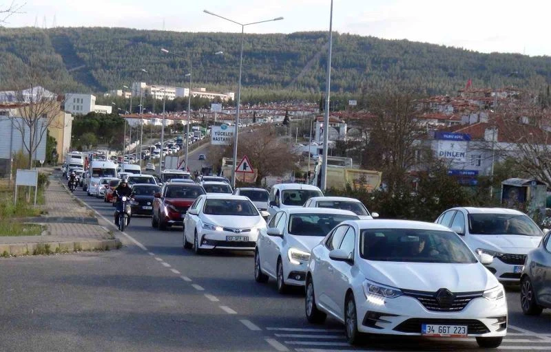 Trafik tıkandı, uzun kuyruk oluştu
