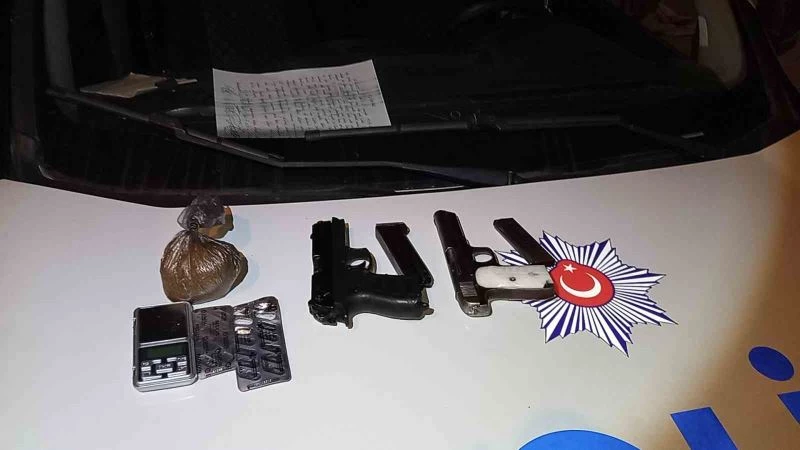 Şüphe üzerine durdurulan araçtan ruhsatsız silahlar, uyuşturucular ve hassas terazi çıktı
