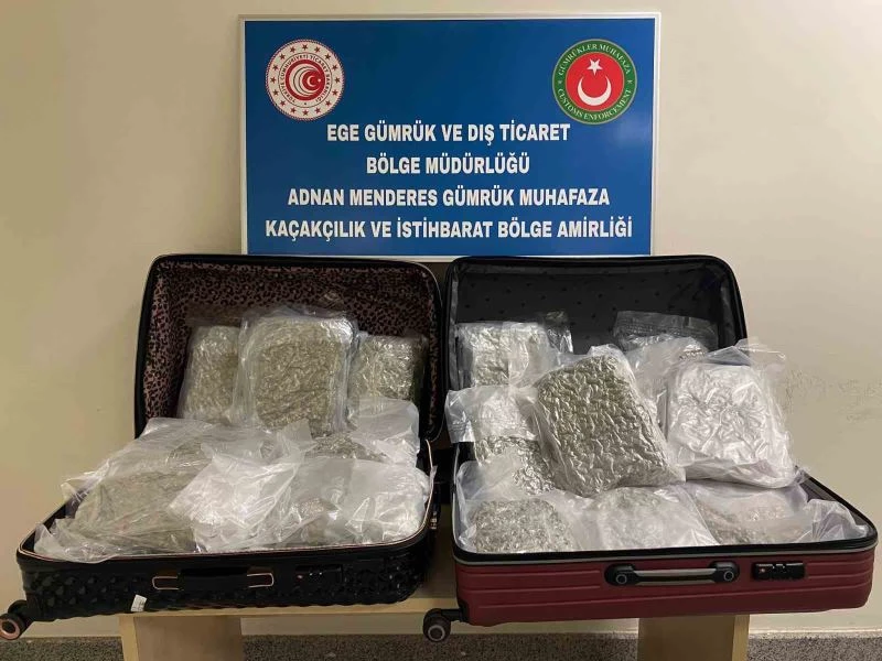 İzmir’deki havalimanında valiz içerisinden 