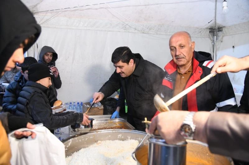 Deprem bölgesinde Kahramankazan Belediyesi’nden 4 bin kişilik iftar çadırı
