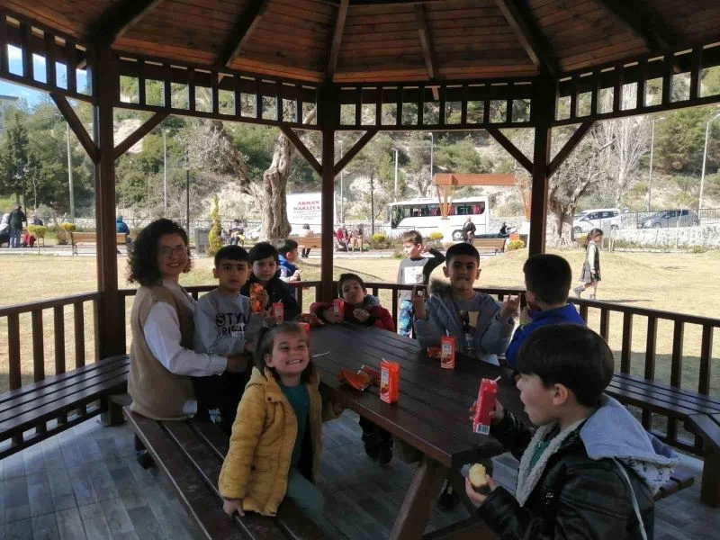 Kuşadalı çocuklar, 