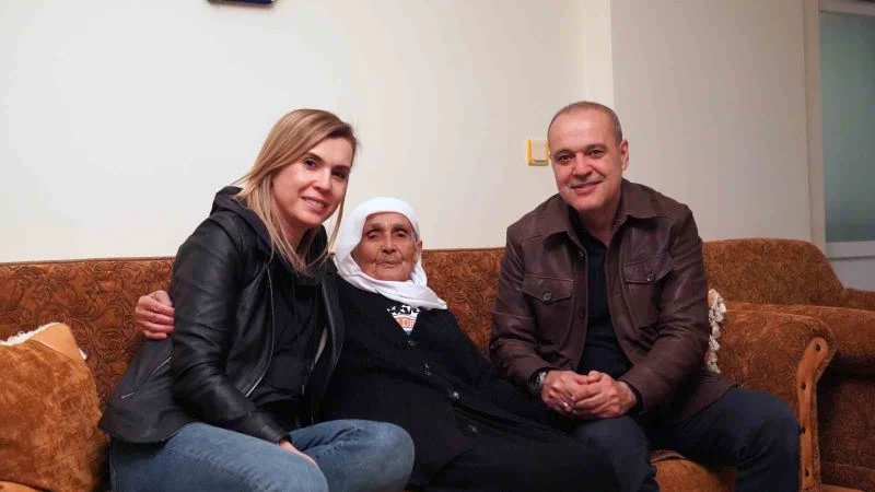90 yaşına giren Muhibe nineye Kaymakam ve Belediye Başkanından sürpriz
