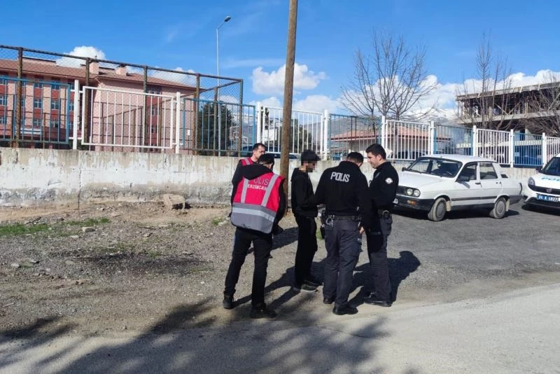 Okul önlerinde polis denetimleri sürüyor
