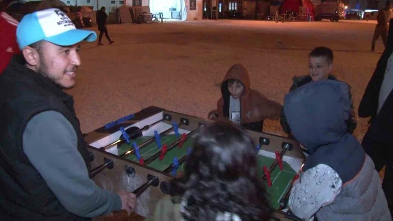 Çadır kentte akşam eğlencesi
