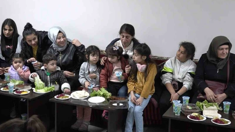 Depremzedenin yaktığı ağıt, salondakileri ağlattı
