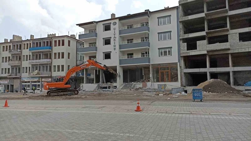 Gürün’de deprem sonrası hasar gören binaların yıkımına başlandı
