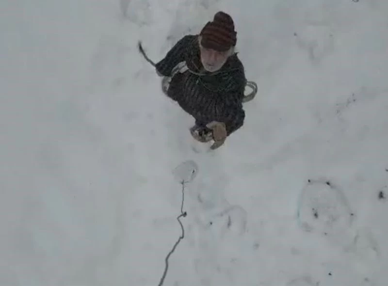 Artvin’de kar nedeniyle iletişim kurulamayan yaşlı çiftin yardımına drone yetişti
