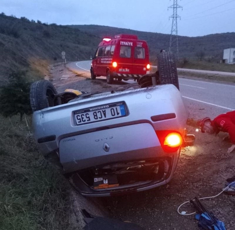 Gönen’de otomobil takla attı, 3 kişi yaralandı
