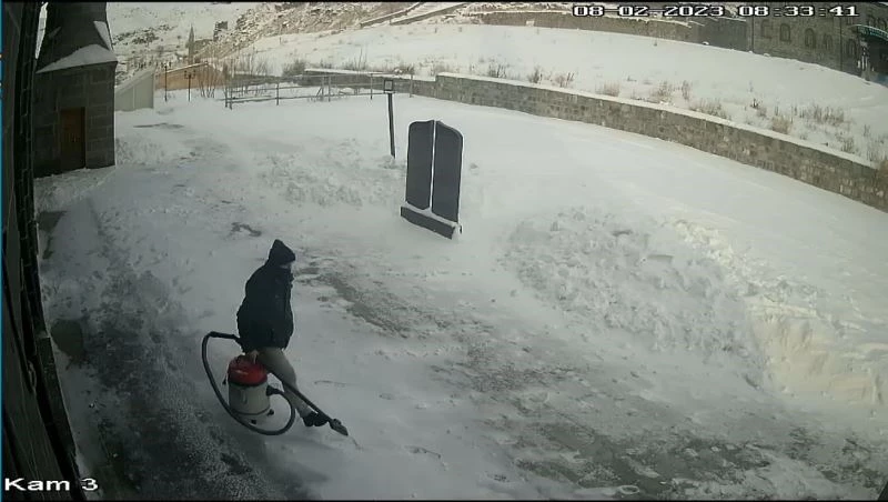 Kars’ta camilerin ses sistemlerini çalan hırsız önce kameralara sonra polise yakalandı
