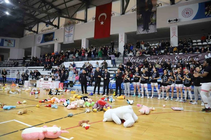 Milli basketbolcu Nilay Aydoğan, Turgutlu’daki maçta anıldı
