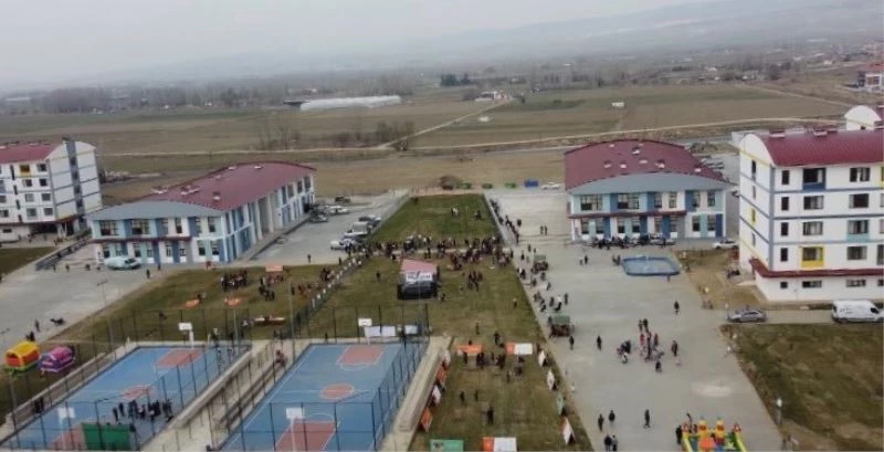 Doğan Aslan Bey KYK Yurdunda depremzede çocuklar için panayır alanı kuruldu
