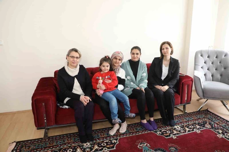 Neziha Çelik, Kütahya’ya yerleşen depremzede aileyi ziyaret etti
