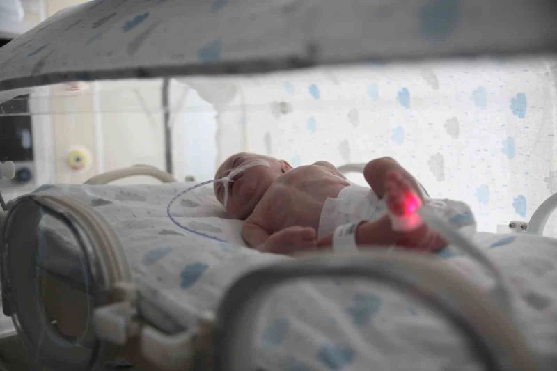 Deprem bölgesinden Mersin’e getirilen bebekler, DNA eşleşmesi ile ailelerine teslim ediliyor
