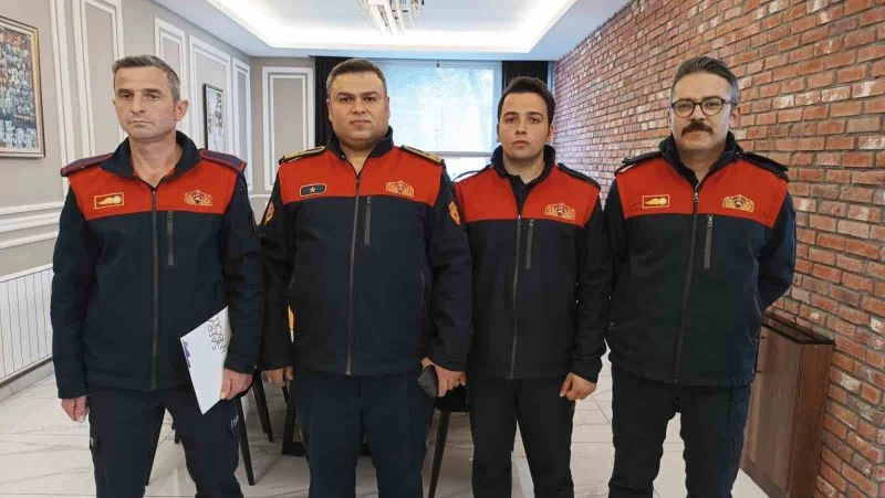 Deprem bölgesinde görev yapan itfaiye amiri: 