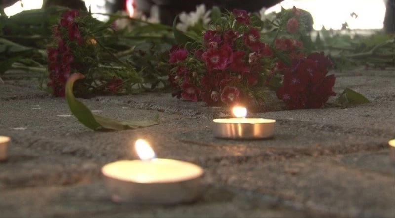 İzmirli depremzedeler asrın felaketinde hayatını kaybedenleri unutmadı
