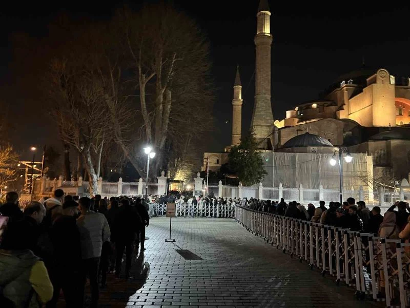 Berat Kandili’nde vatandaşlar Ayasofya’ya akın etti
