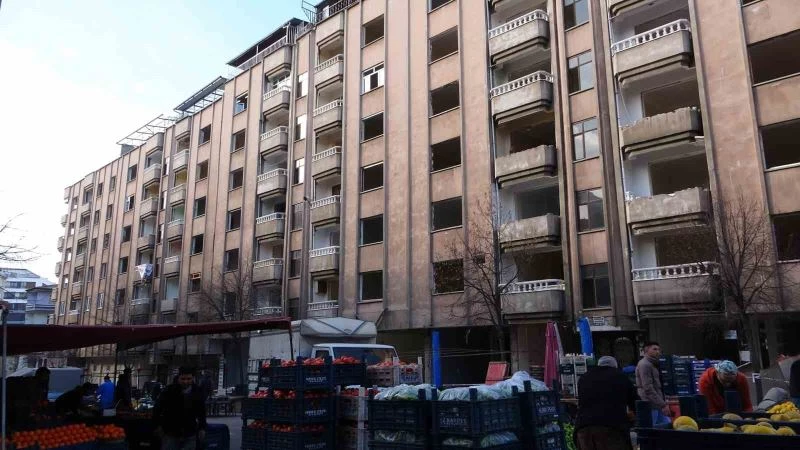 Ağır hasarlı binaların arasında kurulan semt pazarı faciaya davetiye çıkarıyor
