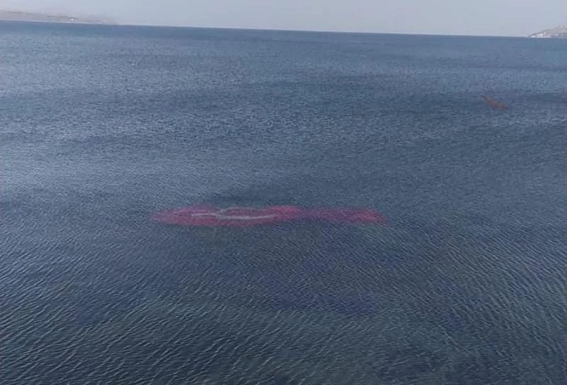 Rüzgarda Van Gölü’ne düşen dev Türk bayrağı Sahil Güvenlik ekiplerince çıkarıldı
