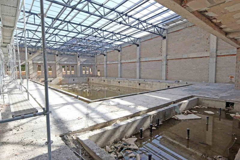 Alanya Belediyesi Oba Kapalı Spor Kompleksi hızla yükseliyor
