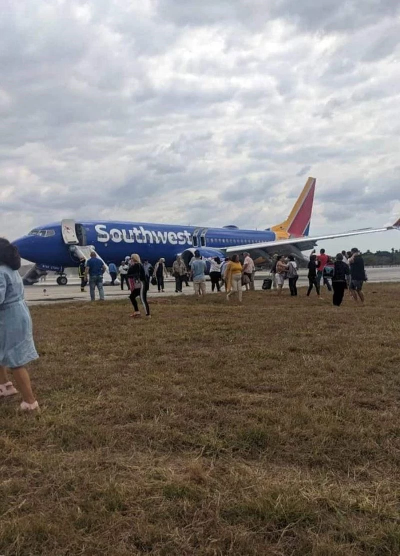 Küba’da uçak kuşlara çarptı, kabini duman kapladı
