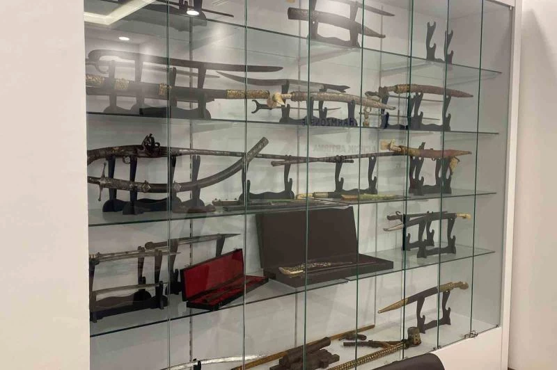 İstanbul’da tarihi eser operasyonu: El yazması Kur’an-ı Kerim ele geçirildi
