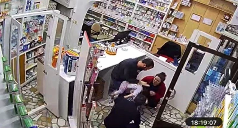 Eczacıdan hayat kurtaran Heimlick manevrası
